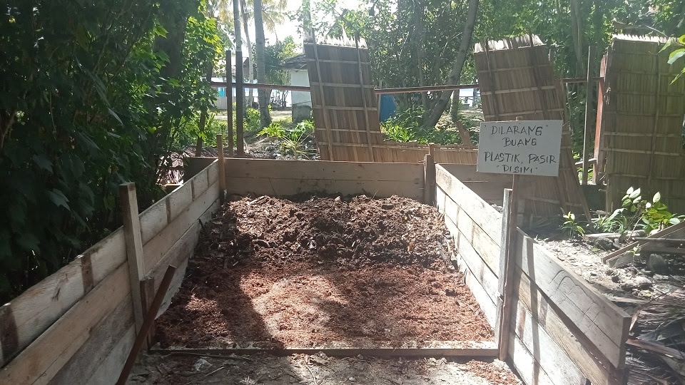 Barefoot compost